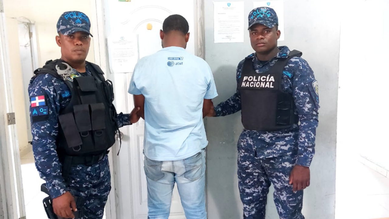Al detenido se le ocup&oacute; dinero en efectivo y billetes de juguete durante el arresto. | FOTO EXTERNA