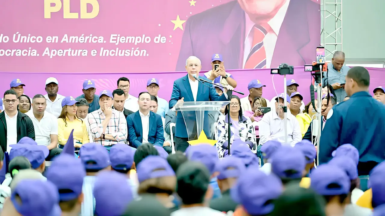 Danilo Medina jurament&oacute; a nuevos miembros en Santo Domingo Norte y fij&oacute; la l&iacute;nea electoral del partido. | FOTO EXTERNA