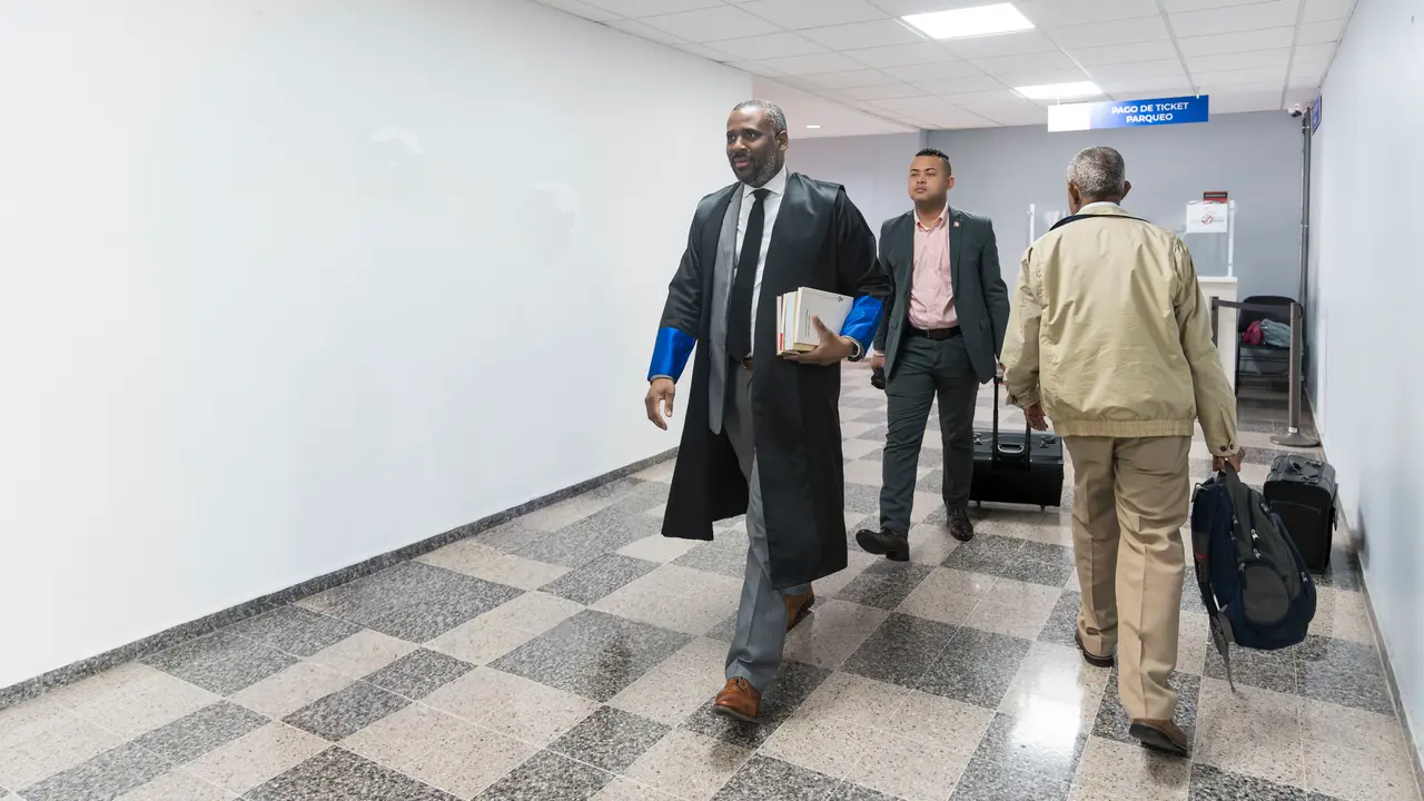 La audiencia se celebra en el Tribunal de Tierras debido a la cantidad de imputados y abogados en el caso SeNaSa. | FOTO EXTERNA