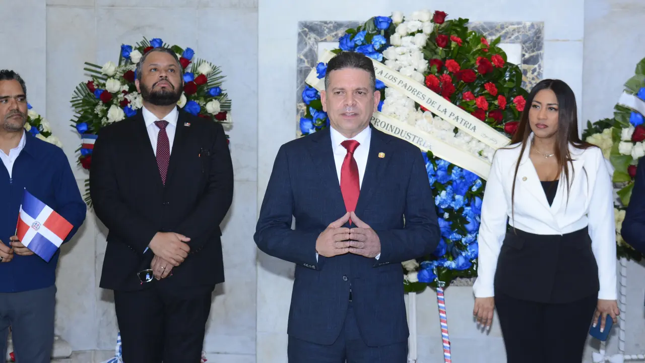 Directivos y colaboradores participaron en el solemne acto que forma parte de las actividades del Mes de la Patria. | FOTO INSTITUCIONAL