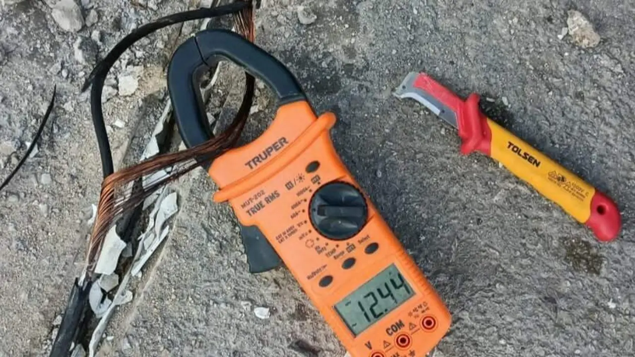 Para retirar el cableado clandestino, las brigadas de Edeeste tuvieron que romper la v&iacute;a p&uacute;blica en el sector Reparto Torre. | FOTO INSTITUCIONAL