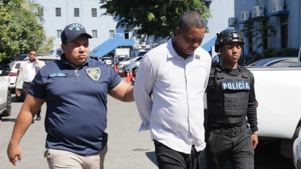 Elias Castillo, alias "El Patr&oacute;n", se entreg&oacute; en la explanada del Palacio de la Polic&iacute;a Nacional con mediaci&oacute;n de los Derechos Humanos. | FOTO EXTERNA