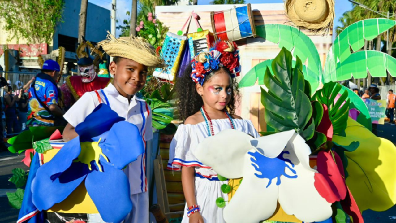 M&aacute;s de 70 comparsas llenaron de color y creatividad el litoral capitalino en un ambiente familiar y seguro. | FOTO: END