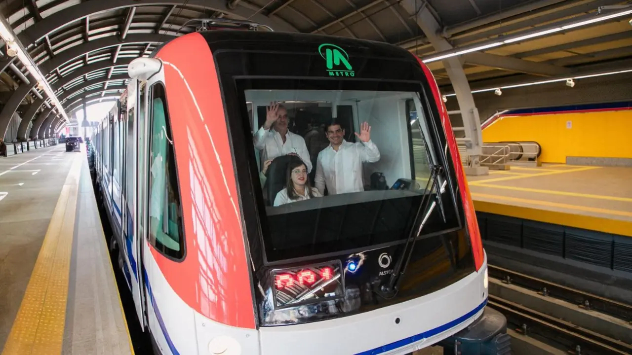 El presidente Luis Abinader durante el recorrido inaugural de la L&iacute;nea 2C del Metro de Santo Domingo. | FOTO: PRESIDENCIA