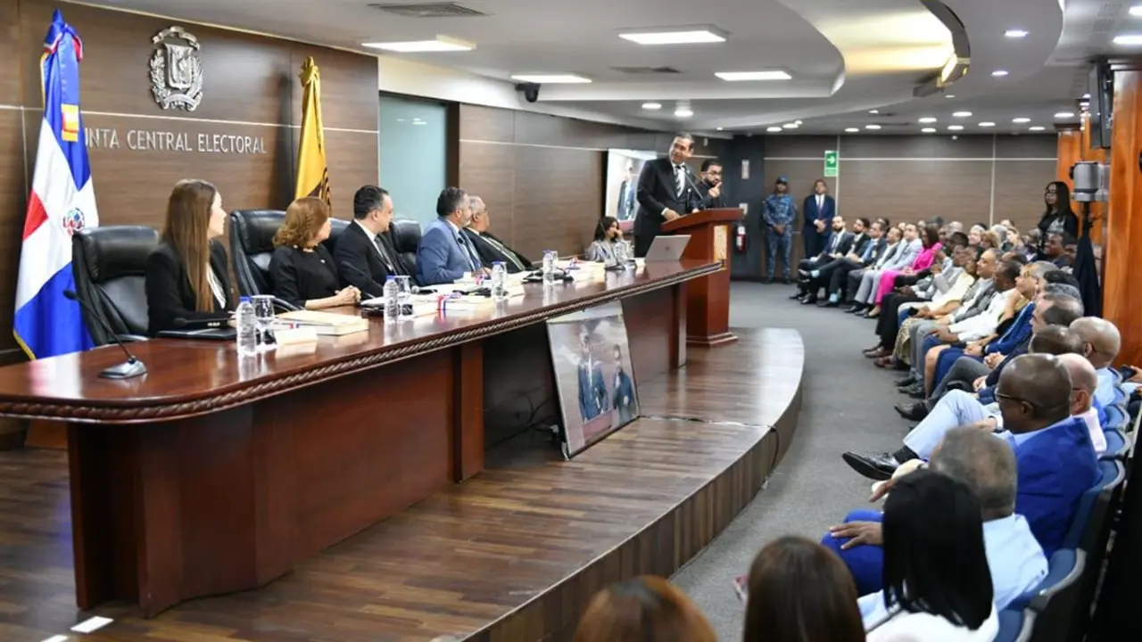 El Pleno de la JCE, encabezado por Rom&aacute;n J&aacute;quez, presenta el cronograma electoral 2028 y el libro de resultados 2024. | FOTO: JCE