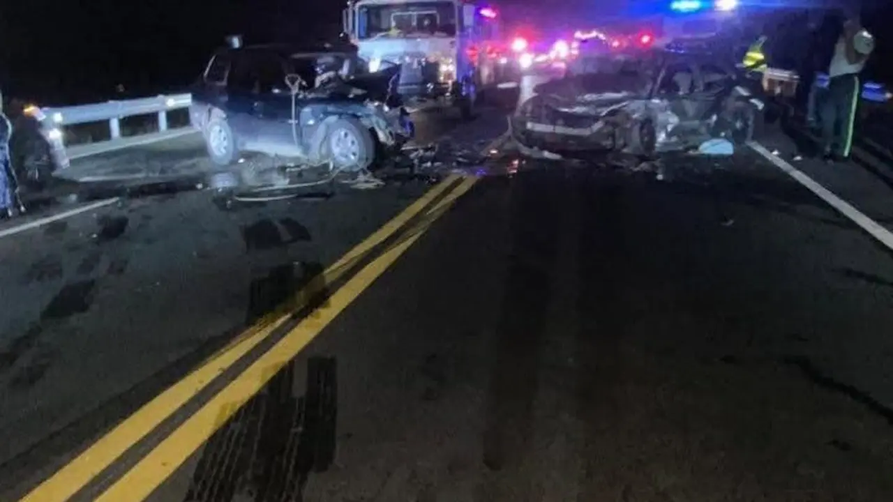 El choque frontal entre una yipeta y un carro dej&oacute; tres v&iacute;ctimas mortales en la circunvalaci&oacute;n de Ban&iacute;. | FOTO  EXTERNA