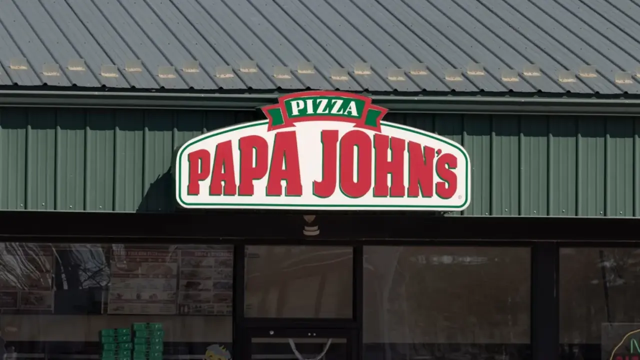 Papa John's planea cerrar unos 300 locales en Estados Unidos hacia finales de 2027 por bajo rendimiento. | FACHADA DE UNA DE SUS SUCURSALES