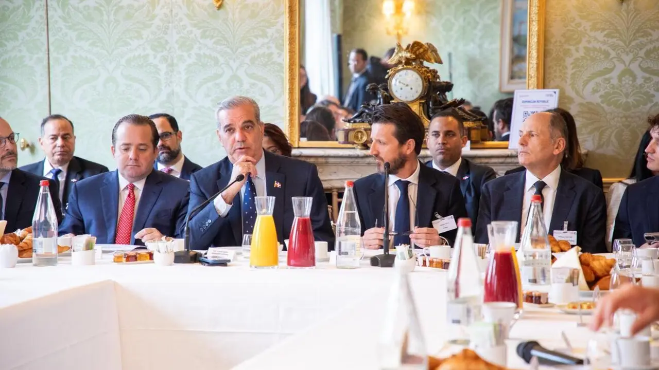 El presidente Luis Abinader durante el encuentro con empresarios en Par&iacute;s. | FOTO PRESIDENCIA