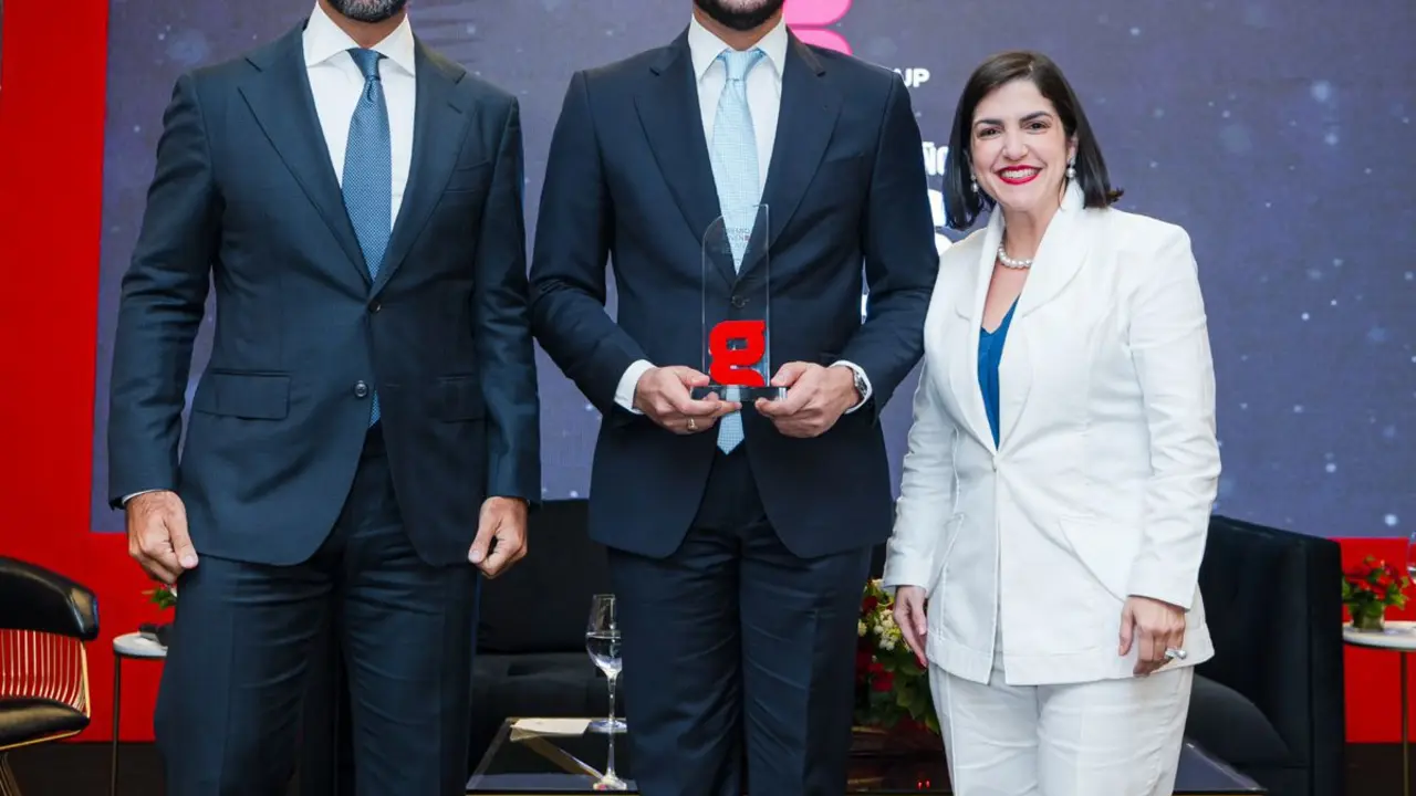 El periodista y consultor Cristian Cabrera durante la ceremonia de premiaci&oacute;n. | FOTO EXTERNA