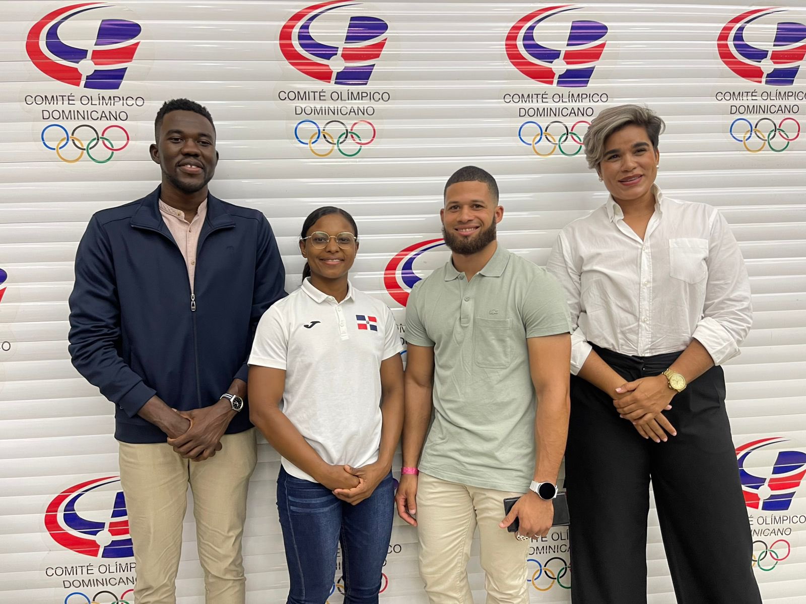 Luisito Pie, Camil Dominguez (vicepresidente-vóleibol), Beatriz Pirón (secretaria general-Pesas), y Frandiel Gómez (1º vocal-clavados). / foto externa