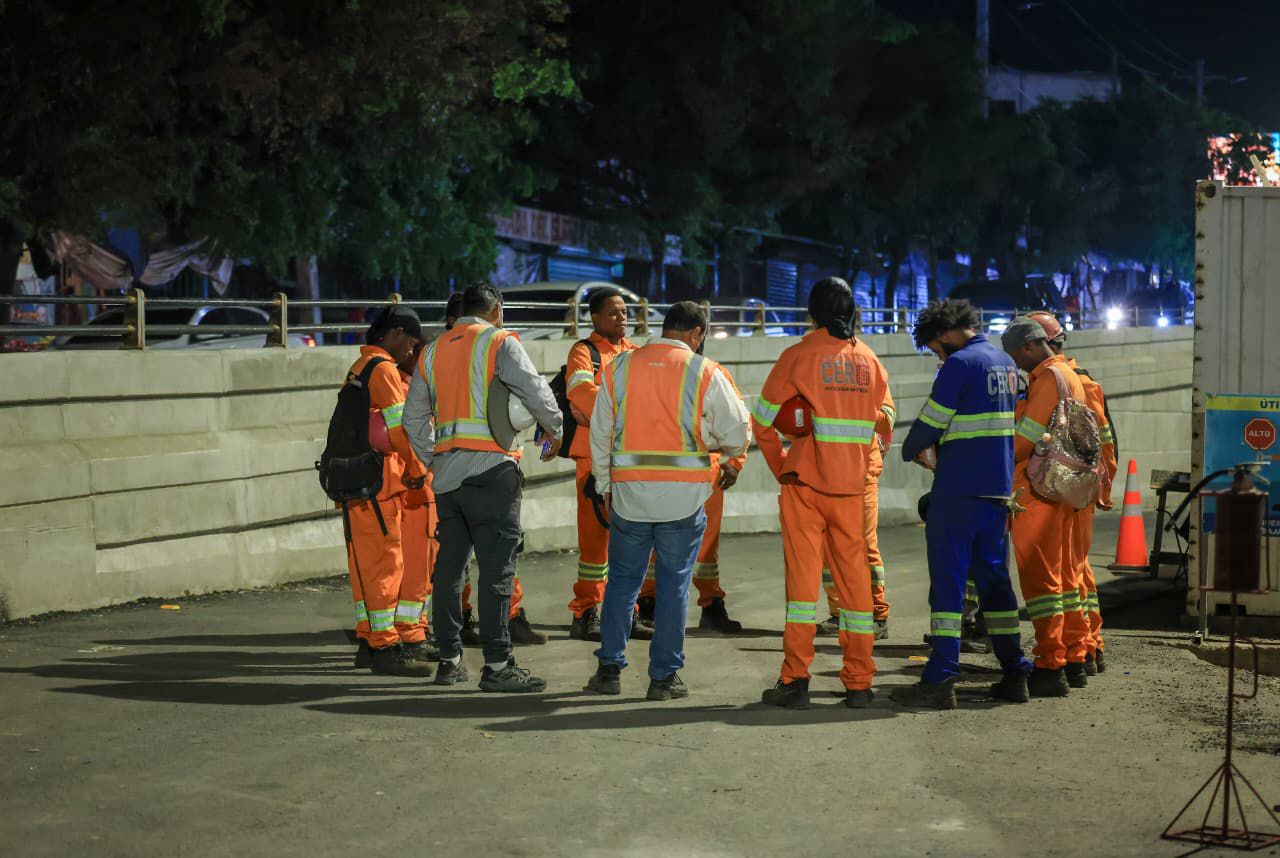 Presidente Abinader supervisa la construcción del paso a desnivel en la Prolongación 27 de Febrero con Isabel Aguiar 04