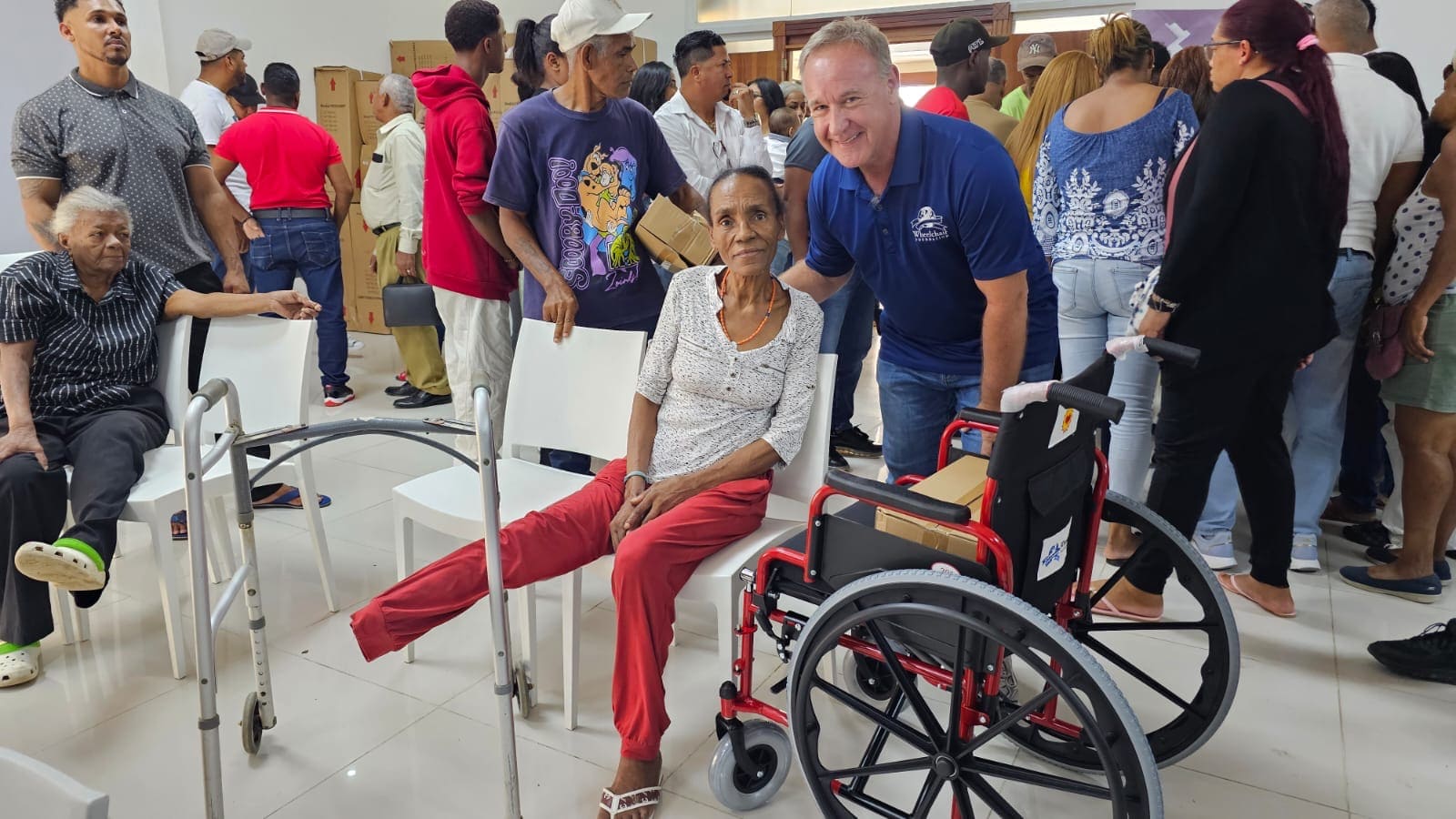 Nelson Cruz y su Fundación Boomstick23 entregan 200 sillas de ruedas en Montecristi 2