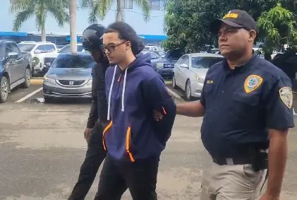 Momento en que John Lariel Báez Álvarez (a) “Jhon 42” se entregó a las autoridades acompañado de familiares. | FOTO EXTERNA