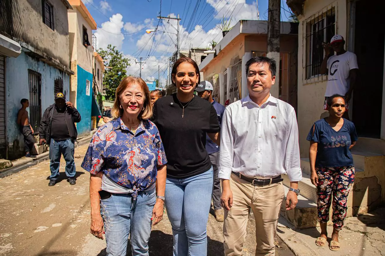 Alcaldía de Santo Domingo Norte y Comercio Chino entregan kits a afectados por la tormenta Melissa | FOTO EXYERNA