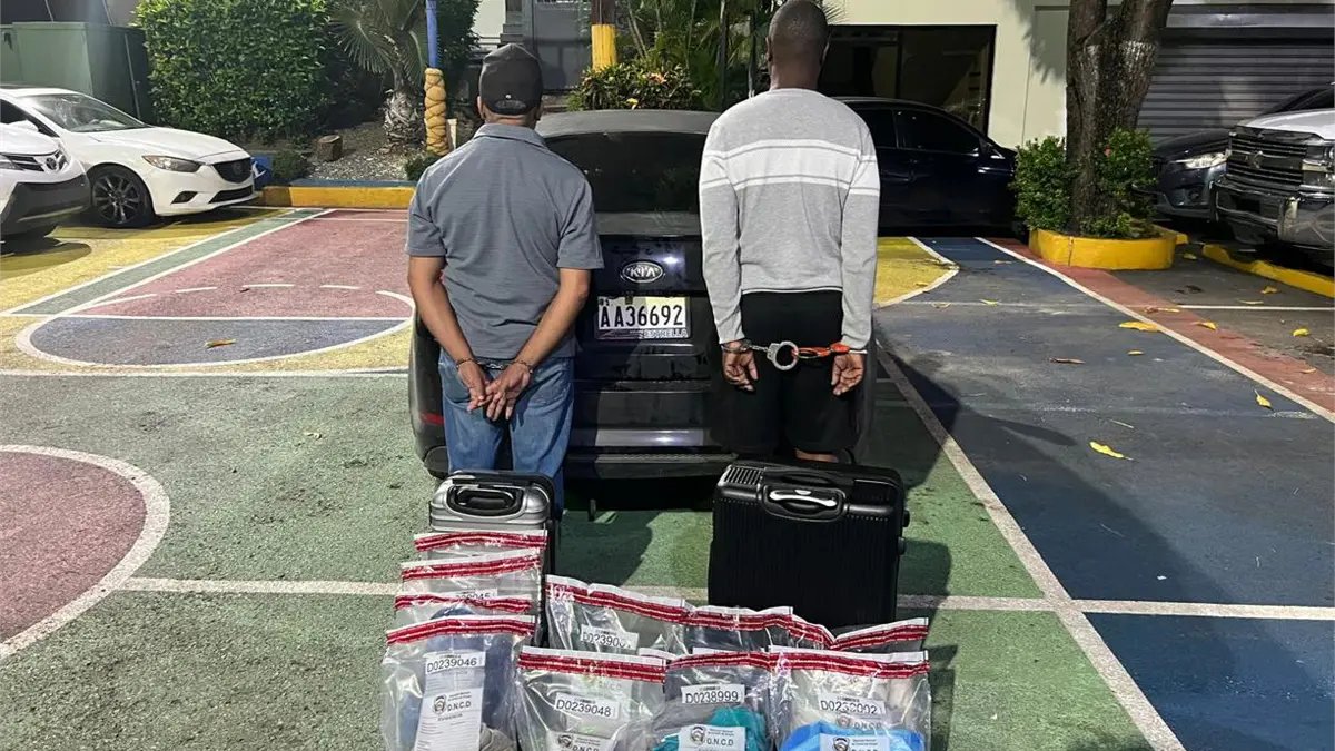 La maleta confiscada con las prendas de vestir que presentaban signos de estar saturadas de droga. | FOTO EXTERNA