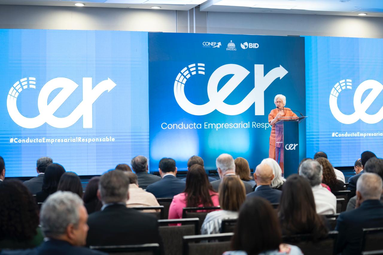 Milagros Ortiz Bosch, directora de la DIGEIG, destacando la importancia del camino de la transparencia público-privada para el desarrollo sostenible. | FOTO EXTERNA