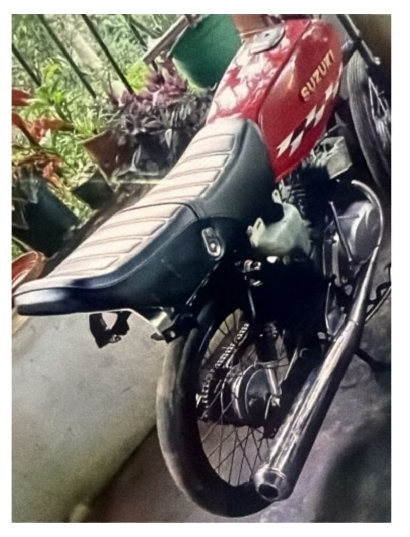 Evidencias recuperadas por la DICRIM, incluyendo el arma sin registro y la motocicleta. | FOTO EXTERNA
