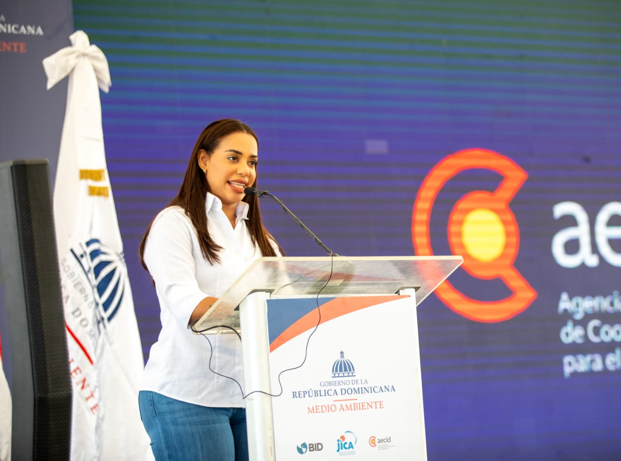 La alcaldesa Betti Gerónimo y el ministro Paíno Henríquez acompañaron al presidente en el acto. | FOTO EXTERNA