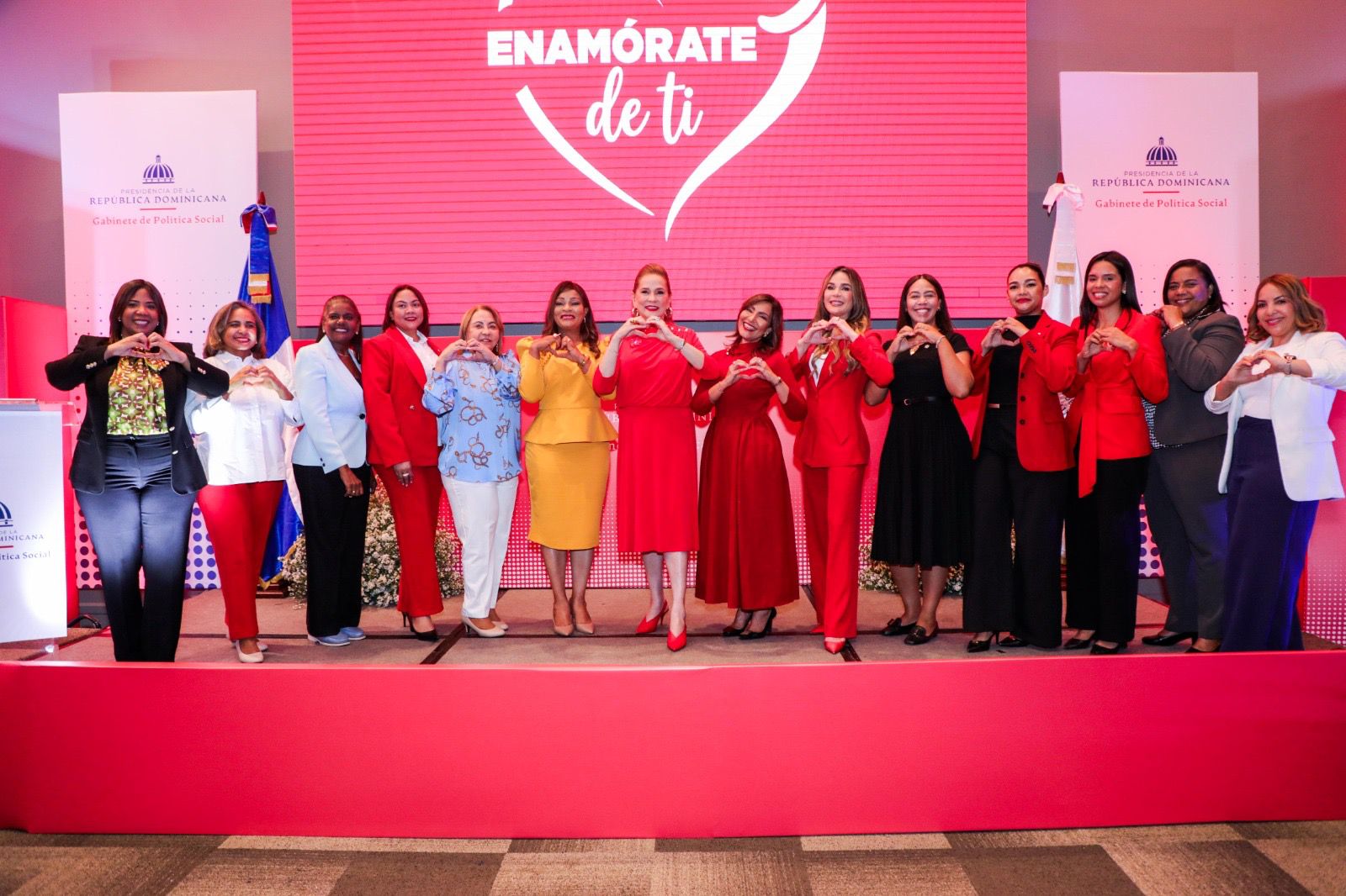 Las comunicadoras Luz García y Jatnna Tavárez se unieron a la iniciativa para llevar un mensaje de empoderamiento positivo. | FOTO INSTITUCIONAL