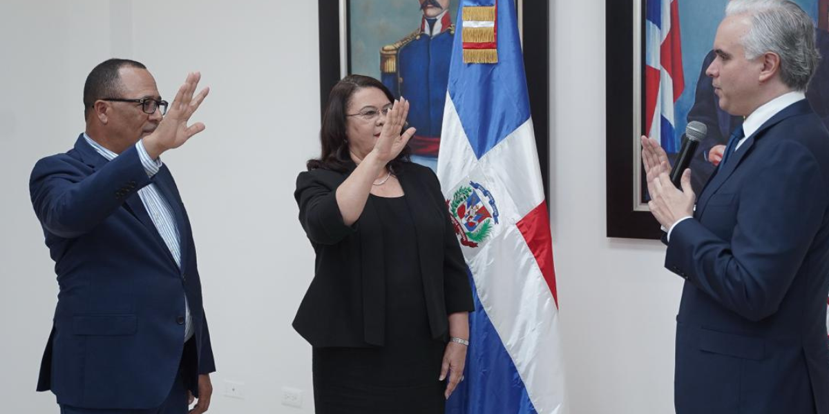 El ministro Luis Miguel De Camps juramenta miembros durante la sesión del CNE | FOTO EXTERNA